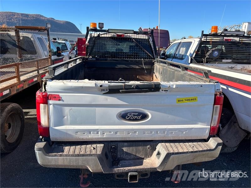 Ford F-350 XLT 4x4 Crew Cab Pickup (Inoperable) Andere Transporter