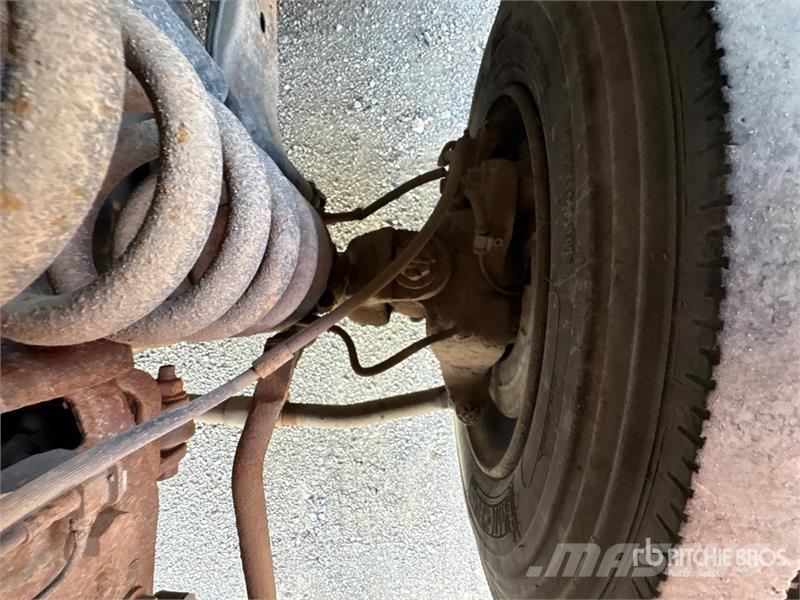 Ford F-550 Plošinové nákladné automobily/nákladné automobily so sklápacími bočnicami