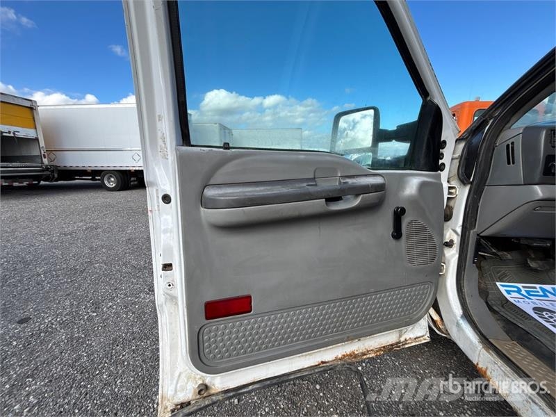 Ford F-550 Pašizgāzējs