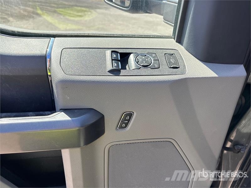 Ford F-550 4x2 Flatbed Truck 플랫베드/드롭사이드 트럭