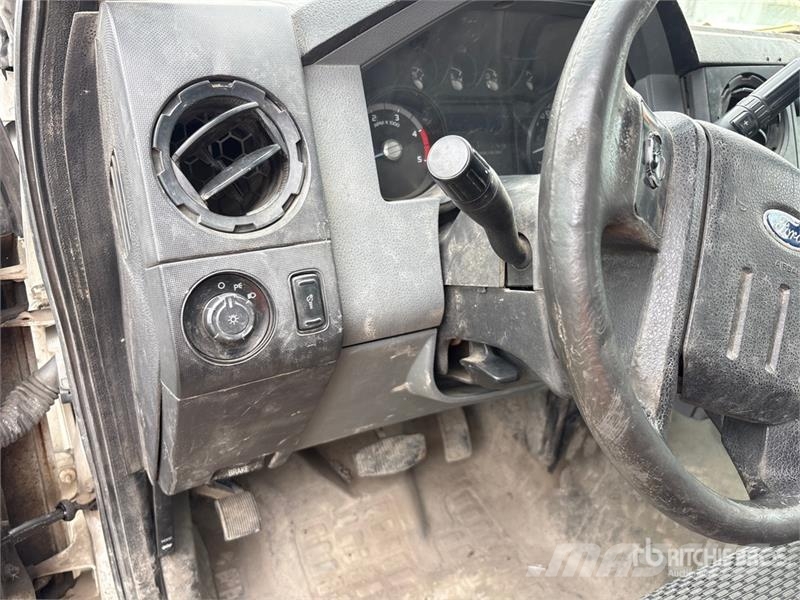 Ford F-550 4x2 Flatbed Truck Kamioni sa otvorenim sandukom