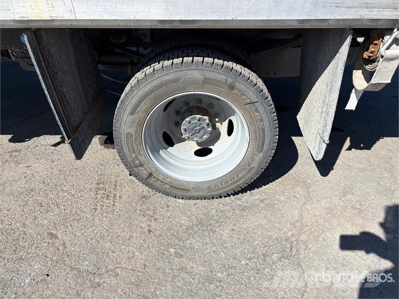 Ford F-550 4x2 Flatbed Truck 플랫베드/드롭사이드 트럭
