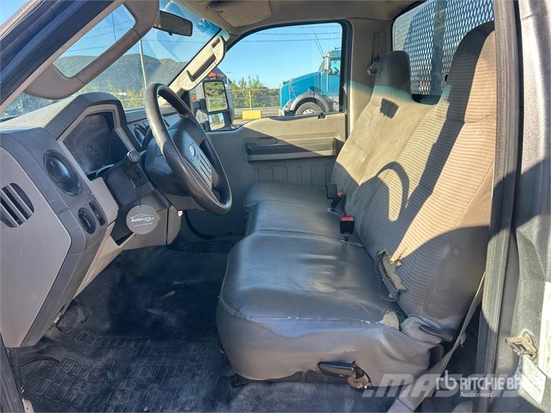 Ford F-550 4x2 Flatbed Truck Camiones plataforma
