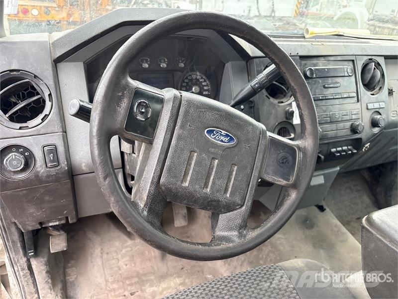 Ford F-550 4x2 Flatbed Truck Kamioni sa otvorenim sandukom