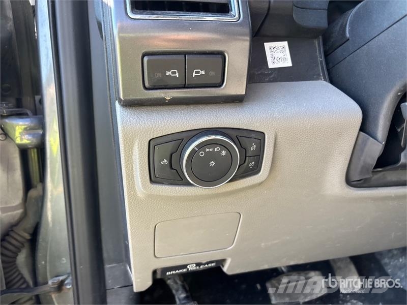 Ford F-550 4x2 Flatbed Truck 플랫베드/드롭사이드 트럭