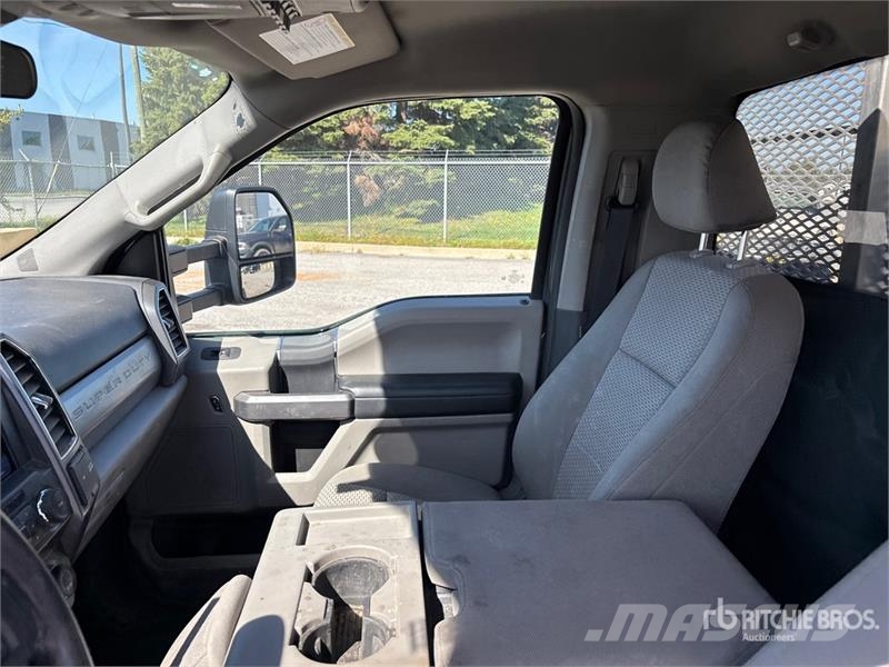 Ford F-550 4x2 Flatbed Truck 플랫베드/드롭사이드 트럭