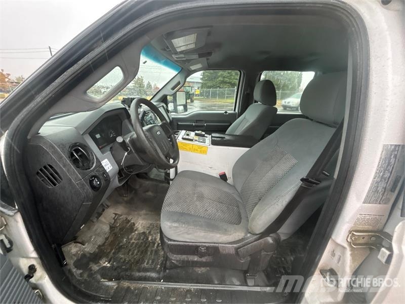 Ford F-550 4x4 Crew Cab Utility Truck 皮卡车