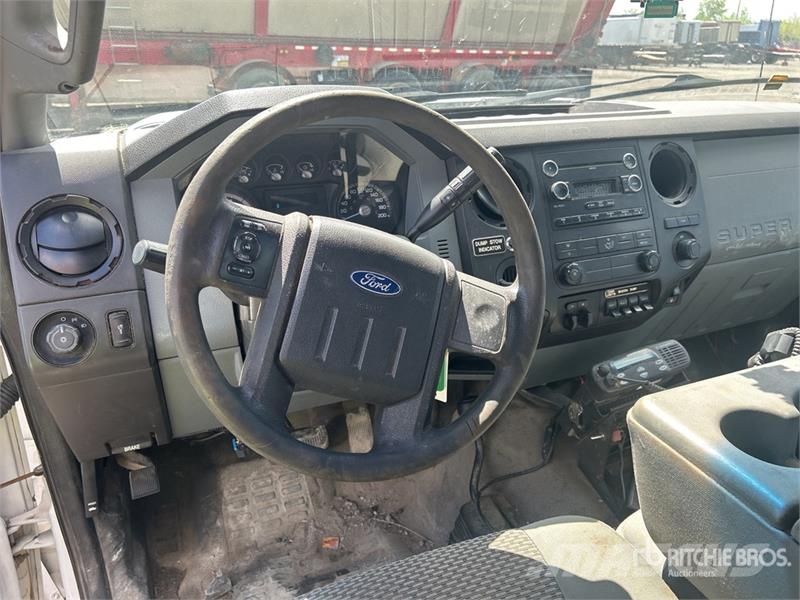 Ford F-550 4x4 Crew Cab Chipper Truck 碎木车