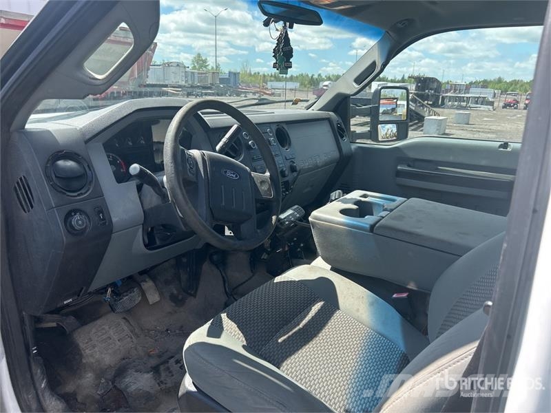Ford F-550 4x4 Crew Cab Chipper Truck 碎木车