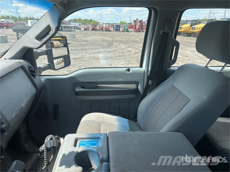 Ford F-550 4x4 Crew Cab Chipper Truck 碎木车