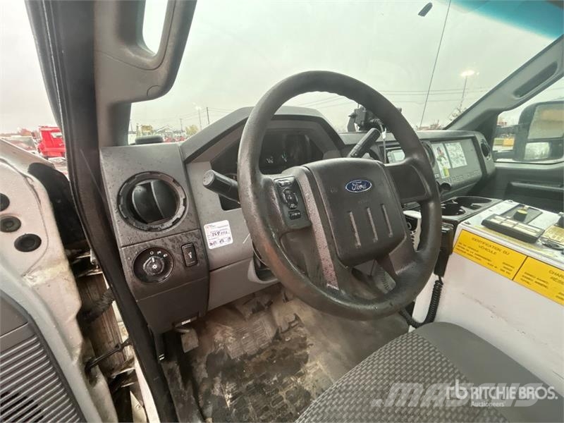 Ford F-550 4x4 Crew Cab Utility Truck 皮卡车
