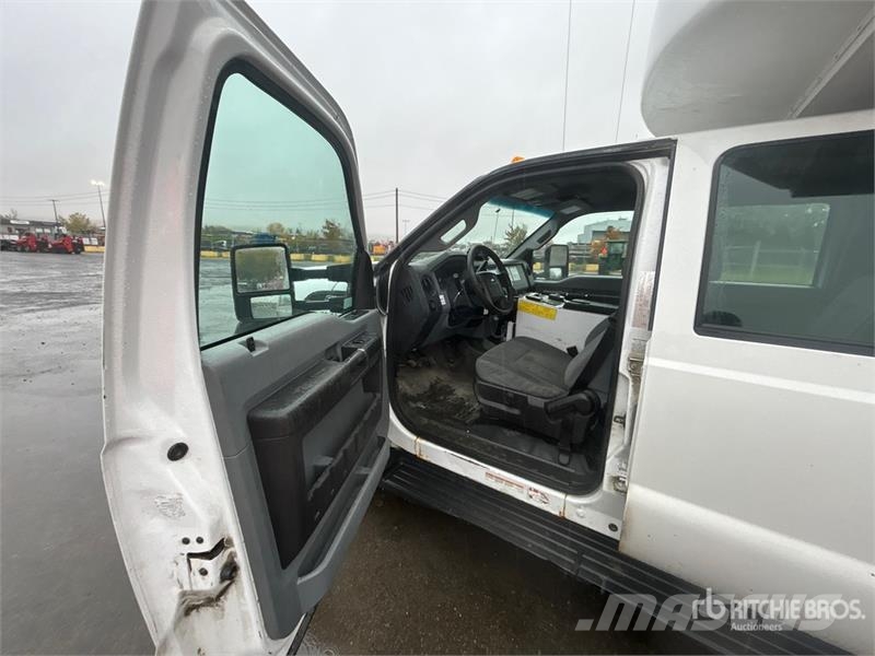 Ford F-550 4x4 Crew Cab Utility Truck 皮卡车