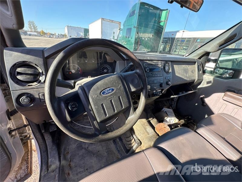Ford F-550 4x4 Extended Cab Service Truck Komunalna vozila