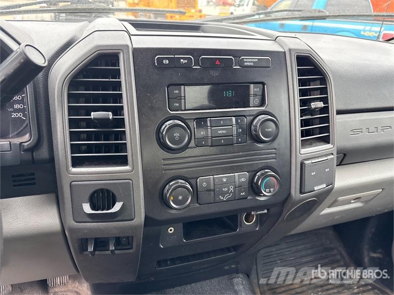 Ford F-550 4x4 Versatile Hauler Truck Тягачі
