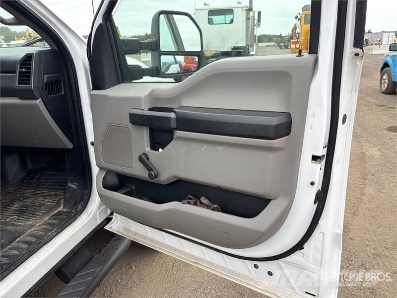 Ford F-550 4x4 Versatile Hauler Truck Тягачі