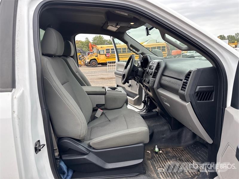 Ford F-550 4x4 Versatile Hauler Truck Тягачі