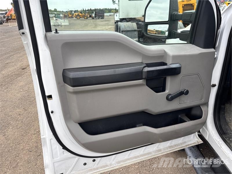 Ford F-550 4x4 Versatile Hauler Truck Тягачі