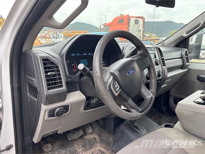 Ford F-550 4x4 Versatile Hauler Truck Тягачі