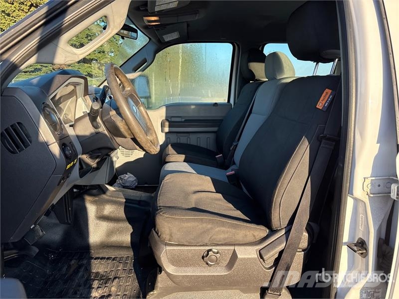 Ford F-550 XL 4x2 Crew Cab Utility Truck Bestelwagens met open laadbak