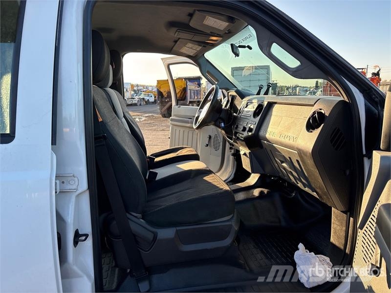 Ford F-550 XL 4x2 Crew Cab Utility Truck Bestelwagens met open laadbak