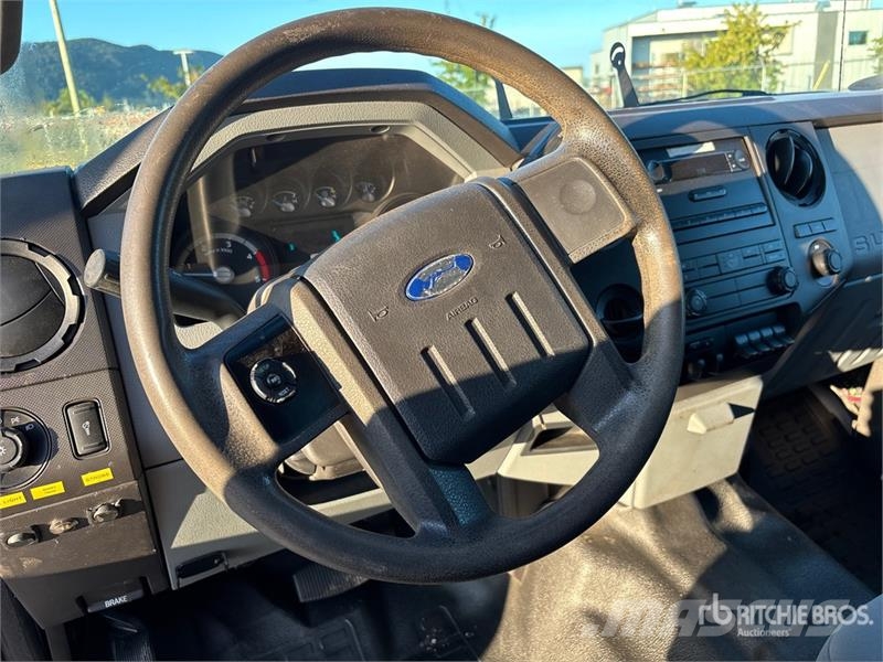 Ford F-550 XL 4x2 Crew Cab Utility Truck Bestelwagens met open laadbak