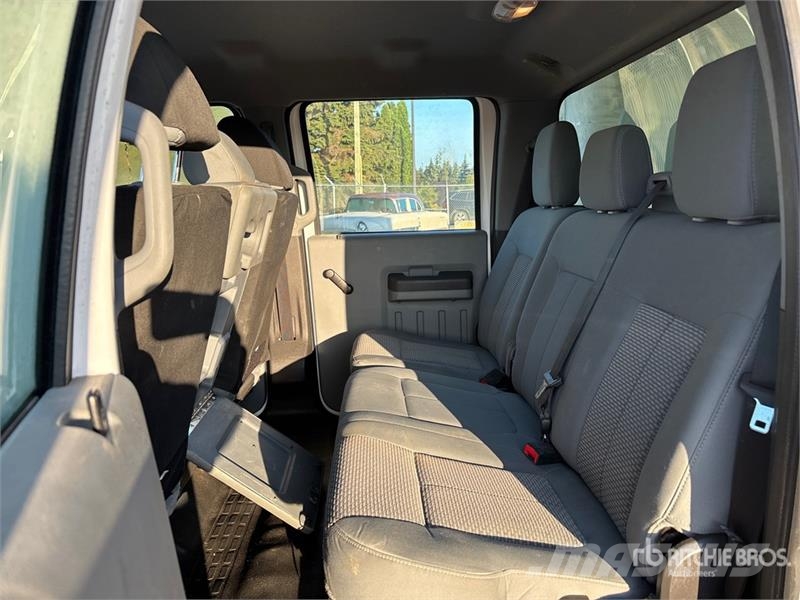 Ford F-550 XL 4x2 Crew Cab Utility Truck Bestelwagens met open laadbak