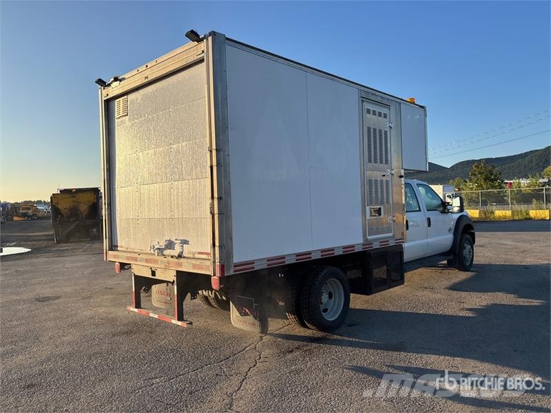 Ford F-550 XL 4x2 Crew Cab Utility Truck Bestelwagens met open laadbak