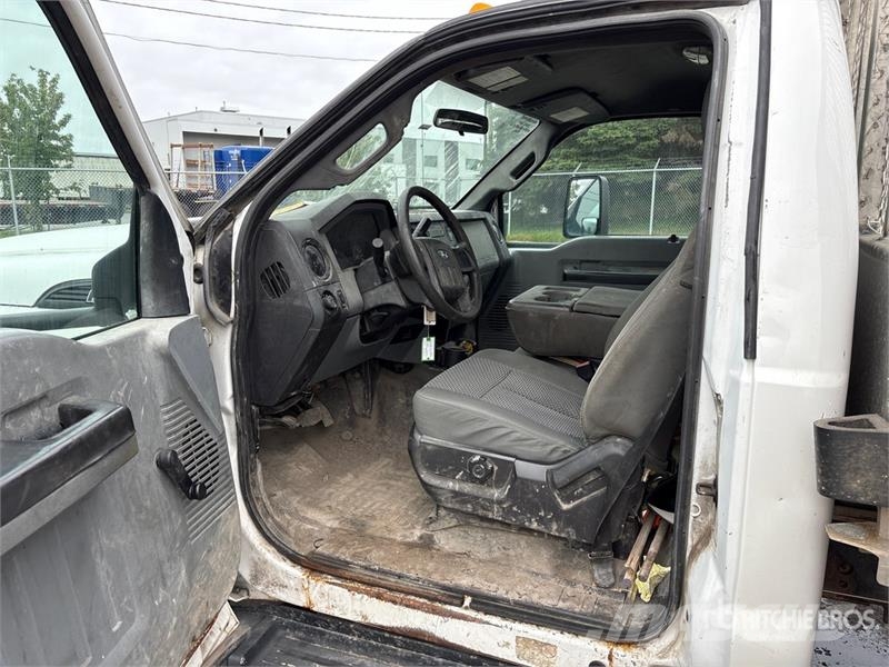 Ford F-550 XL 4x2 Flatbed Truck Flatbed / Dropside trucks