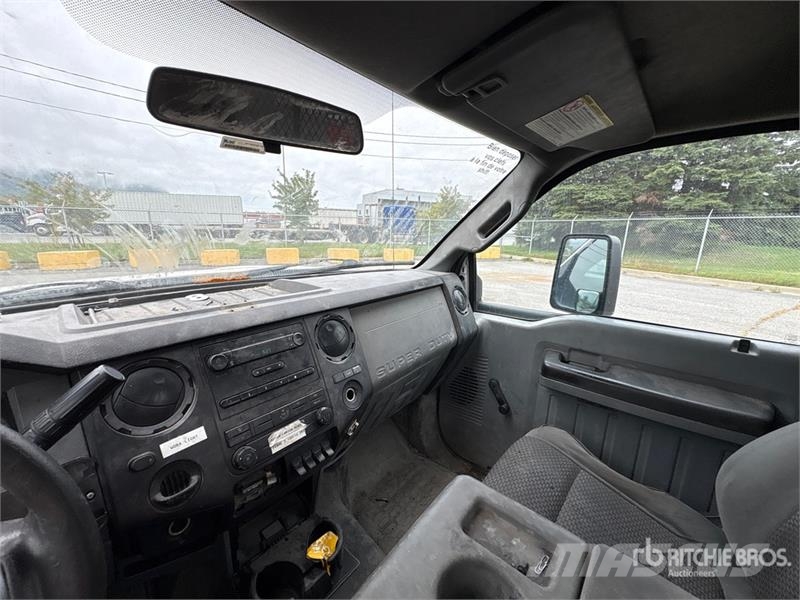 Ford F-550 XL 4x2 Flatbed Truck Flatbed / Dropside trucks