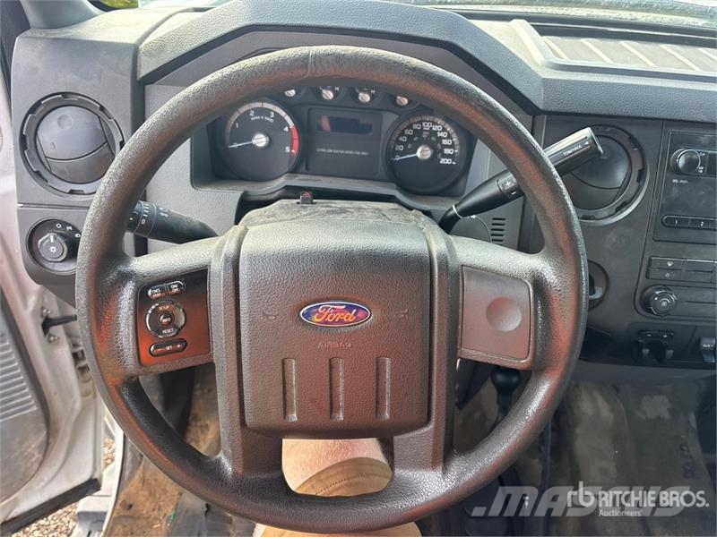 Ford F-550 XL 4x4 Crew Cab Flatbed Truck Kamioni sa otvorenim sandukom