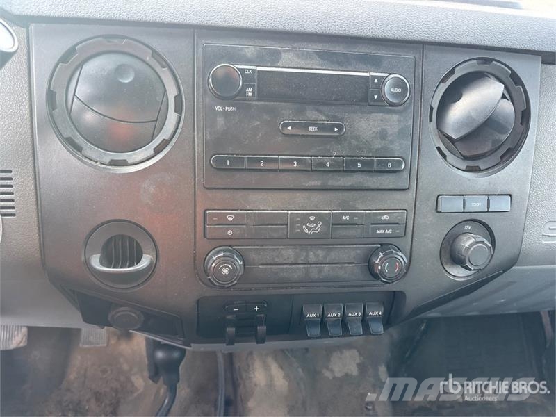 Ford F-550 XL 4x4 Crew Cab Flatbed Truck Kamioni sa otvorenim sandukom