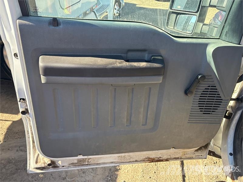 Ford F-550 XL 4x4 Rear Loader Waste Collection Truck (I Kamioni za otpad