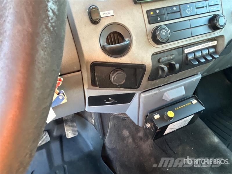Ford F-550 XLT 4x2 Extended Cab Utility Truck Pikapai / Bortiniai sunkvežimiai