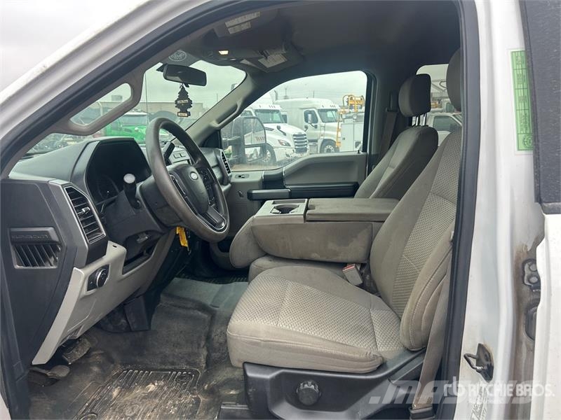 Ford F-550 XLT 4x4 Crew Cab Flatbed Truck Flatbed / Dropside trucks