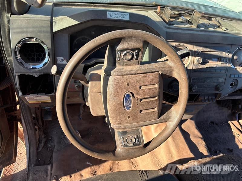 Ford F-550 XLT 4x4 Crew Cab Service Truck (Inoperable) Camiões Municipais / Uso Geral
