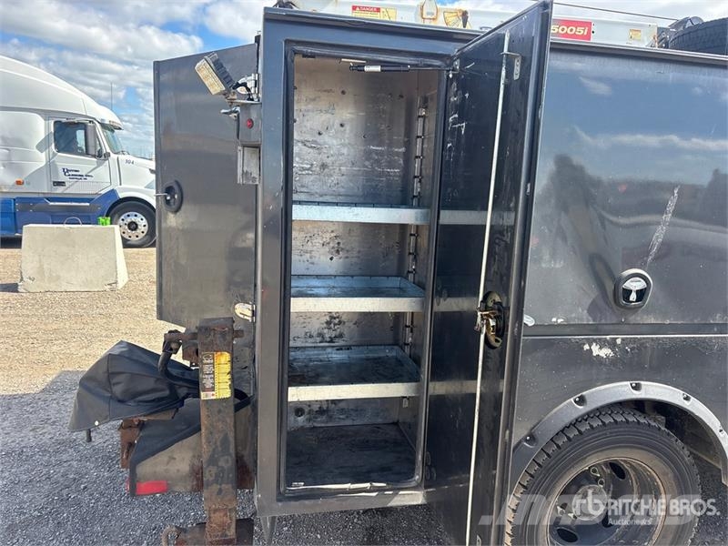Ford F-550 XLT 4x4 Crew Cab Service Truck Komunalna vozila