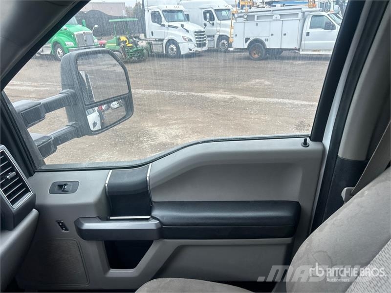 Ford F-550 XLT 4x4 Crew Cab Flatbed Truck Flatbed / Dropside trucks