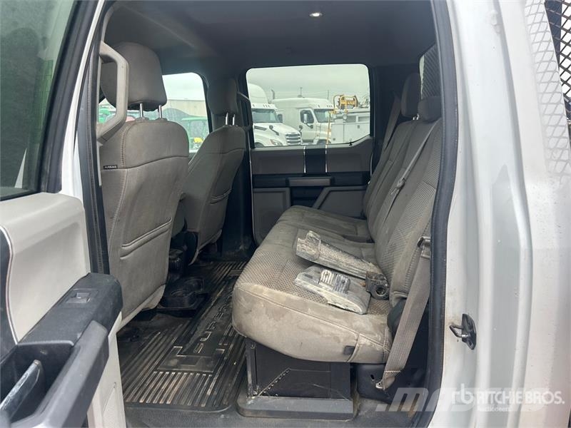 Ford F-550 XLT 4x4 Crew Cab Flatbed Truck Flatbed / Dropside trucks