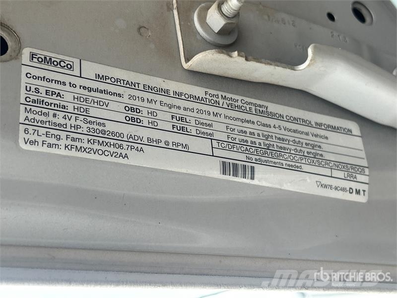 Ford F-550 XLT 4x4 Crew Cab Flatbed Truck Flatbed / Dropside trucks