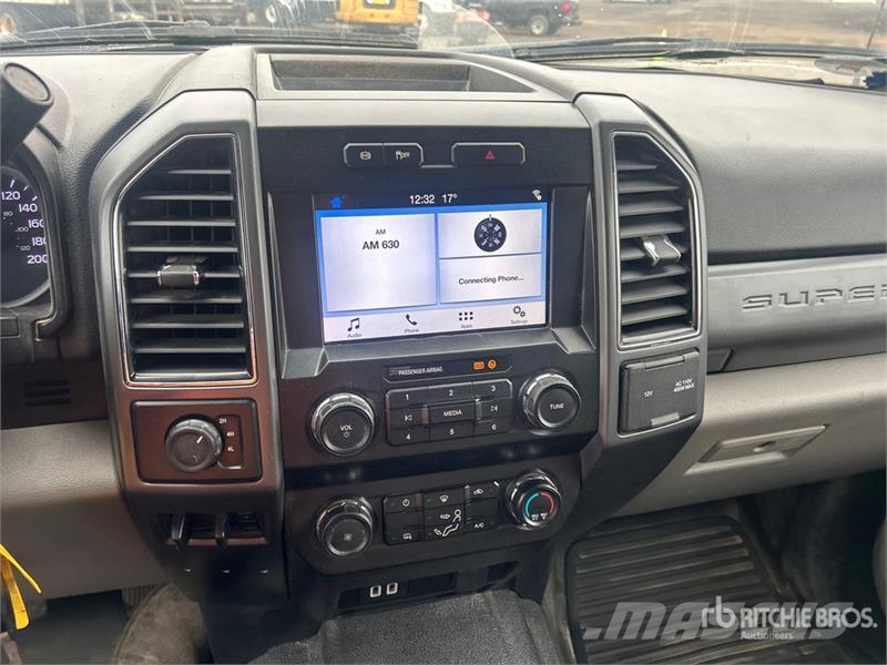 Ford F-550 XLT 4x4 Crew Cab Flatbed Truck Flatbed / Dropside trucks