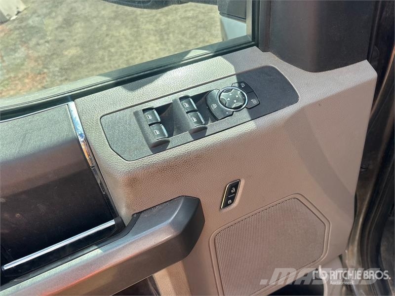 Ford F-550 XLT 4x4 Crew Cab Service Truck Komunalna vozila