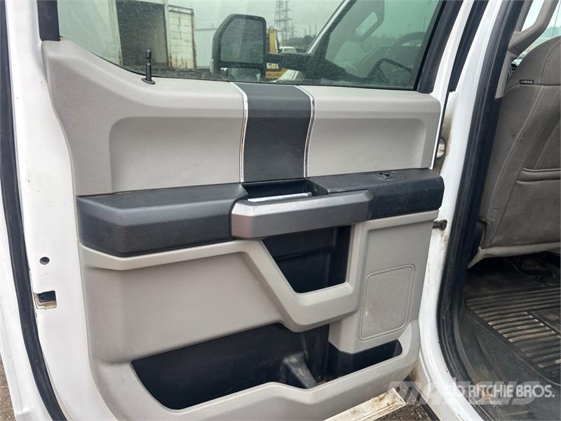 Ford F-550 XLT 4x4 Crew Cab Flatbed Truck Flatbed / Dropside trucks