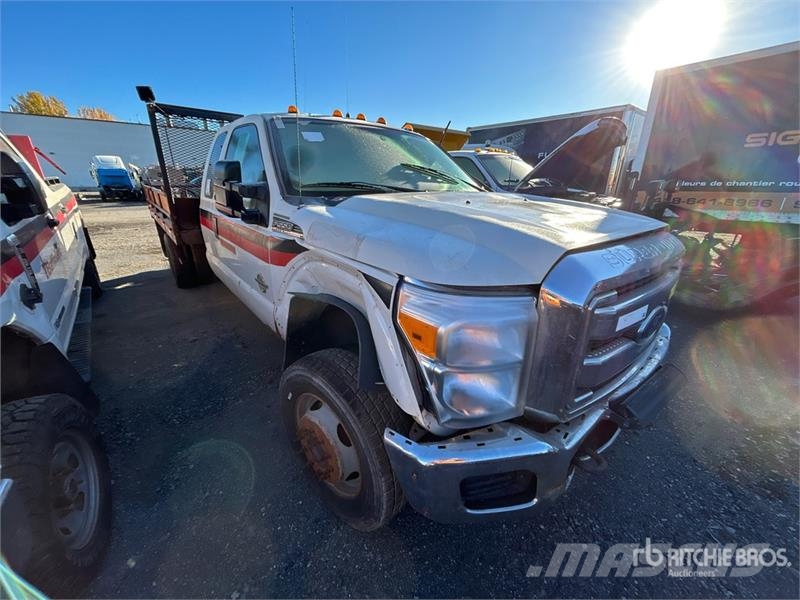 Ford F-550 XLT 4x4 Extended Cab Flatbed Truck (Inoperab Camiones de cama baja