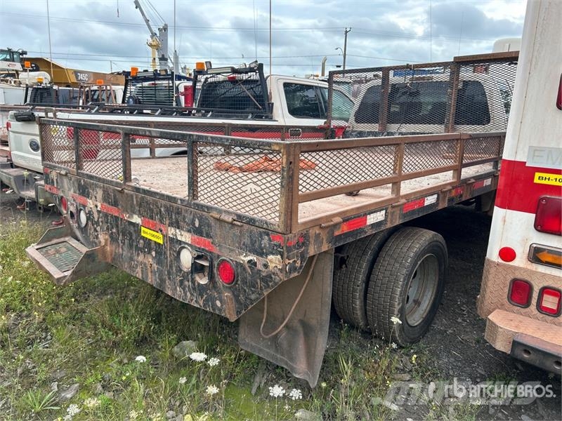 Ford F-550 XLT 4x4 Extended Cab Flatbed Truck (Inoperab Camion con sponde ribaltabili