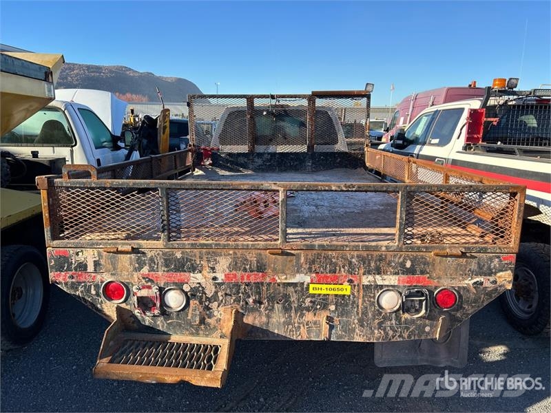 Ford F-550 XLT 4x4 Extended Cab Flatbed Truck (Inoperab Camiones de cama baja