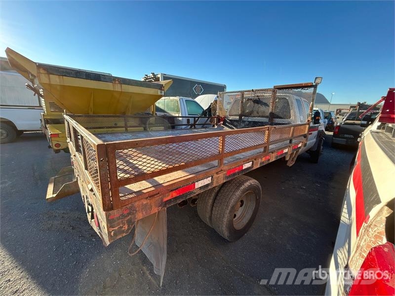 Ford F-550 XLT 4x4 Extended Cab Flatbed Truck (Inoperab Camiones de cama baja
