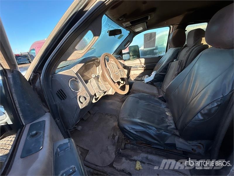Ford F-550 XLT 4x4 Extended Cab Flatbed Truck (Inoperab Camiones de cama baja