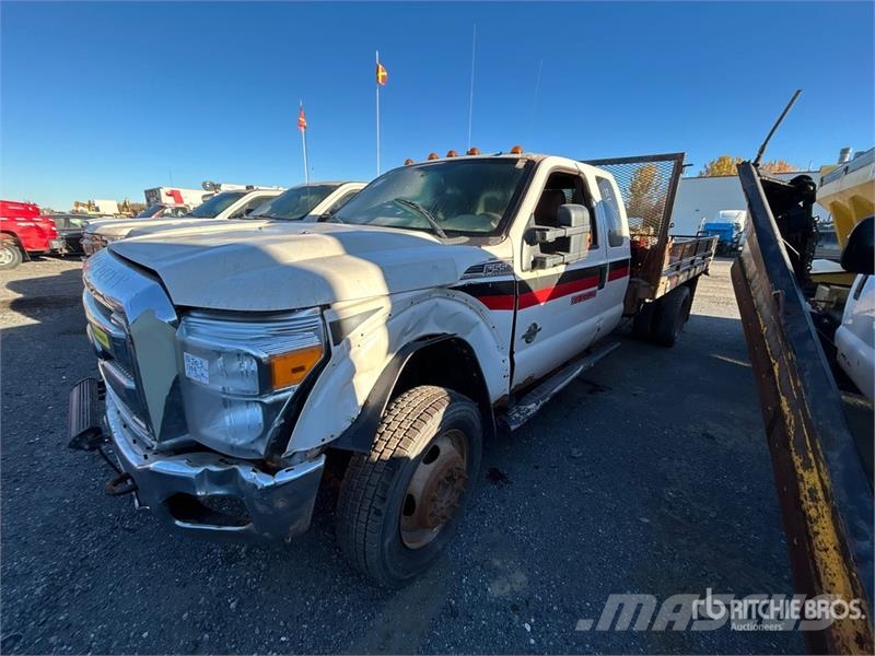 Ford F-550 XLT 4x4 Extended Cab Flatbed Truck (Inoperab Camiones de cama baja