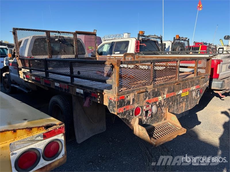 Ford F-550 XLT 4x4 Extended Cab Flatbed Truck (Inoperab Camiones de cama baja