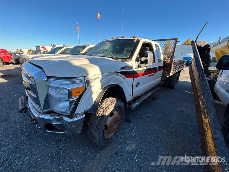 Ford F-550 XLT 4x4 Extended Cab Flatbed Truck (Inoperab Camiones de cama baja